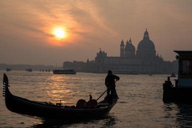 venice-gondola-wassertrasse-914592.jpg