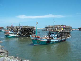 fishing-boats-thailand-sea-water-143643.jpg