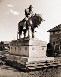 1913. «Богатырь». Скульптор А.Козельский.jpg