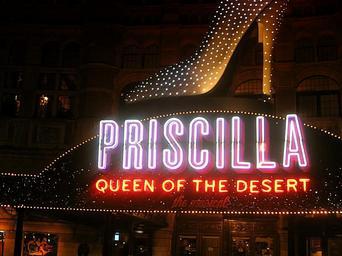theater-neon-lights-london-english-256500.jpg