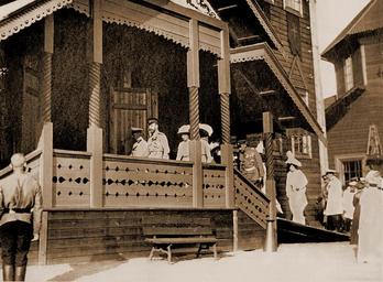 1913. Царская семья у павильонов земской выставки.jpg