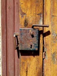 door-latch-lock-old-wood-entrance-1542279.jpg