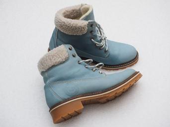 shoes-winter-shoes-winter-boots-919720.jpg