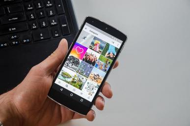 smartphone-notebook-social-media-1701096.jpg