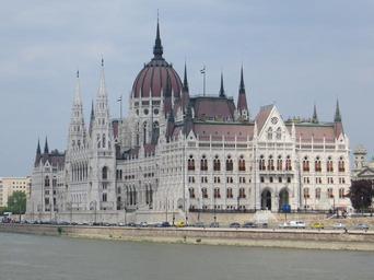 budapest-houses-of-parliament-1276582.jpg
