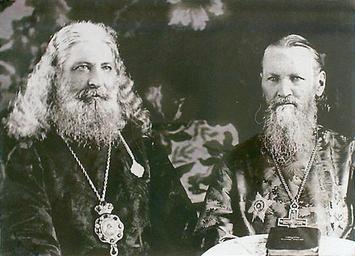 Епископ Михей (Алексеев) и протоиерей Иоанн Кронштадский.jpg