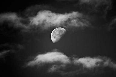 moon-clouds-night-black-and-white-970542.jpg