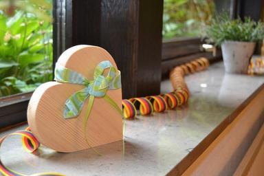 heart-band-green-wood-streamer-384850.jpg