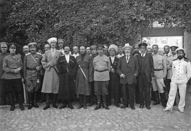 Генерал_П._Н._Врангель,_войсковые_атаманы,_члены_Правительства_Юга_России_и_войсковых_казачьих_правительств_в_Севастополе_1920.jpg