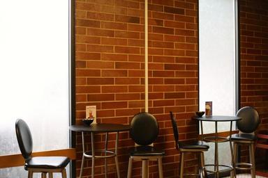 restaurant-seats-table-chairs-438668.jpg