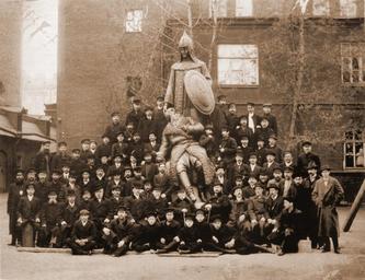 1913. Адамсон и работники фирмы Верфель у скульптуры «Сусанин и Россия».jpg