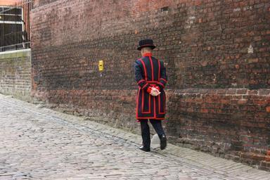 beefeater-tower-of-london-guard-252806.jpg