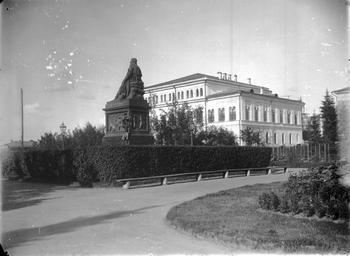 Вид на памятник Державину и здание Благородного собрания. Казань.1894.jpg