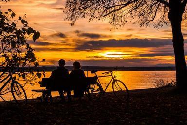 sunset-couple-lake-constance-538286.jpg