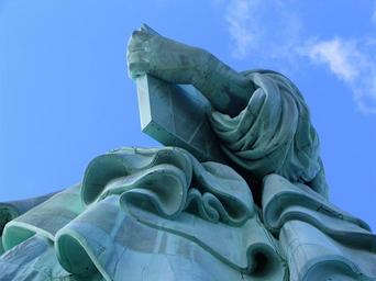 statue-of-liberty-landmark-new-york-1285978.jpg