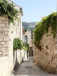 island-pak-alley-croatia-istria-572253.jpg