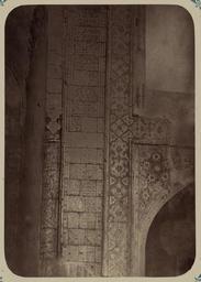 Antiquities_of_Samarkand._Madrasah_of_Ulugh_Beg._Inner_Courtyard_(Northern_Side)._Inscription_along_the_Right_Side_of_the_Main_Portal_Niche_WDL3867.png