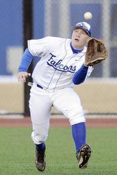 baseball-player-outfielder-ball-756837.jpg