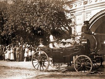 1913. Царская семья у церкви Воскресения на Дебре.jpg