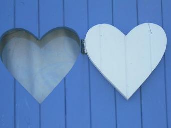 heart-blue-wood-pane-window-171521.jpg