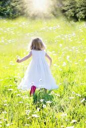 little-girl-running-daisies-nature-795507.jpg