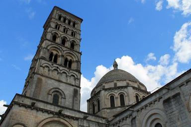 angoul%C3%AAme-saint-pierre-cathedral-1476132.jpg