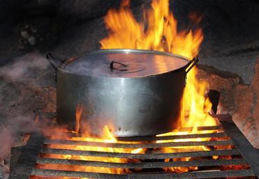 cooking-pot-fire-eat-heat-flame-638218.jpg