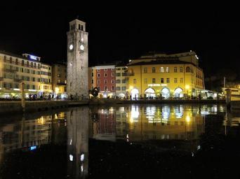 night-lake-piazza-campanile-780118.jpg