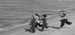 four-children-nha-trang-beach-1160566.jpg