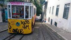 lisbon-tram-vernacular-rail-921050.jpg