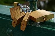 padlock-love-bridge-romance-couple-1531250.jpg