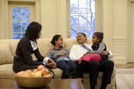 Obama_family_in_the_Oval_Office.jpg