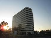 Hotel_building_near_Oakland_Airport.jpg