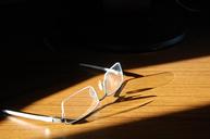 glasses-sunlight-refraction-desk-1376960.jpg