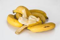 banana-tropical-fruit-yellow-614090.jpg