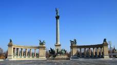 budapest-heroes---square-sunlight-84295.jpg