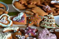 gingerbread-burning-decorating-1091545.jpg