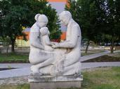 Parents with child Statue Hrobakova street Bratislava.JPG