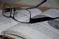 clever-glasses-book-learning-1499290.jpg