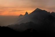 mountain-range-sunset-peaks-summit-918404.jpg