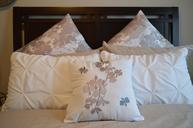 pillows-bed-bedding-bedroom-1090461.jpg