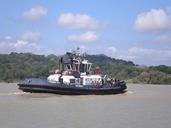 tug-panama-canal-panama-canal-1164968.jpg