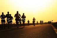 runners-silhouettes-dusk-751853.jpg