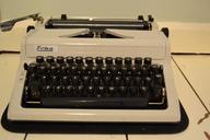 typewriter-old-school-vintage-old-894720.jpg