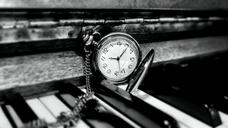 clock-pocket-watch-piano-time-588954.jpg