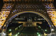 eiffel-tower-night-598339.jpg