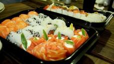 sushi-food-fish-rice-delicious-678753.jpg