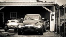 cars-vintage-garage-driveway-923455.jpg