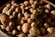 nuts-hazelnuts-walnuts-autumn-511492.jpg