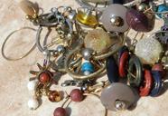 jewelry-junk-fake-gem-jewel-314473.jpg